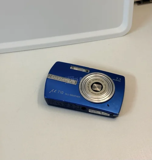 这次在挖煤姬入手奥林巴斯u710、松下tm45、佳能hfs10三台中古设备，整体安全下车，但各有优缺点。奥林巴斯u710是CCD卡片机，色彩浓郁复古，冷调氛围感强，拍风景出彩，人像自带柔和磨皮，缺点要配少见XD卡，老电池耗电快，日版无中文菜单。
松下tm45是家用D...