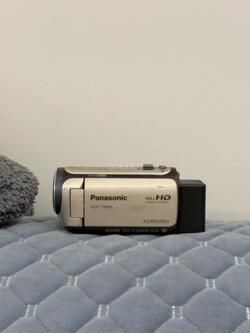 这次在挖煤姬入手奥林巴斯u710、松下tm45、佳能hfs10三台中古设备，整体安全下车，但各有优缺点。奥林巴斯u710是CCD卡片机，色彩浓郁复古，冷调氛围感强，拍风景出彩，人像自带柔和磨皮，缺点要配少见XD卡，老电池耗电快，日版无中文菜单。
松下tm45是家用D...