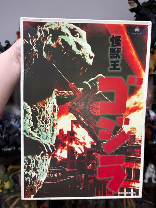 这款复古蓝初代哥斯拉软胶古拙有味，还原怪兽掳人经典名场面。亮蓝色漆面充满老玩具独特的复古气息，配套经典海报包装盒，情怀拉满，是非常难得的怀旧收藏好物。