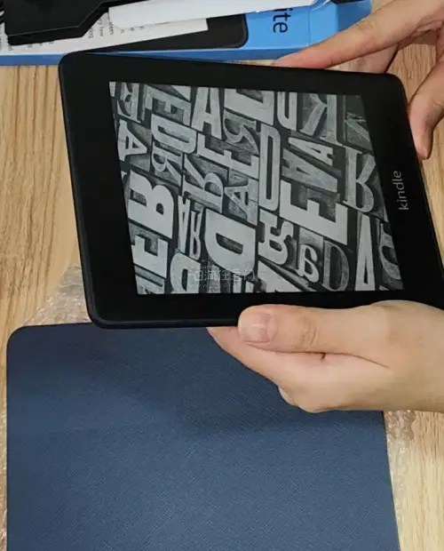 挖煤姬淘的二手Kindle到了，随便拍两张。成色比想象中好，屏幕没坏点，边框也没啥磕碰。卖家描述挺实在的，到手和说的基本一致。现在每天睡前拿它看会儿书，比刷手机舒服多了，眼睛也没那么累