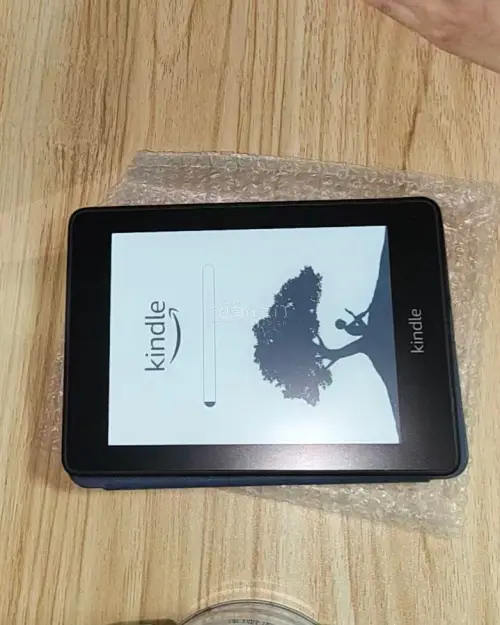 挖煤姬淘的二手Kindle到了，随便拍两张。成色比想象中好，屏幕没坏点，边框也没啥磕碰。卖家描述挺实在的，到手和说的基本一致。现在每天睡前拿它看会儿书，比刷手机舒服多了，眼睛也没那么累