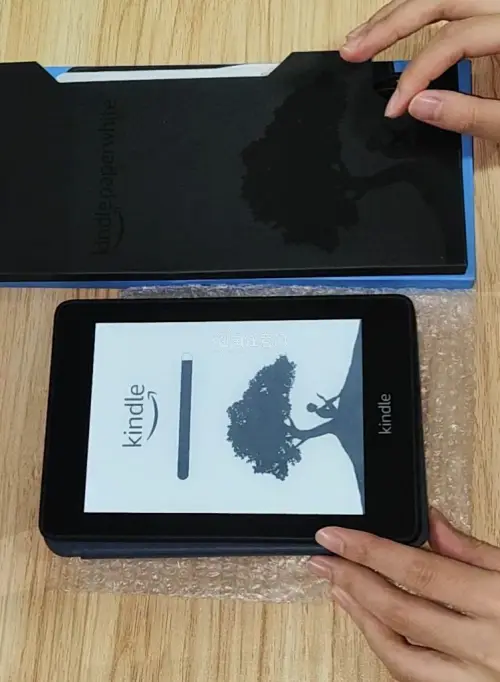 挖煤姬淘的二手Kindle到了，随便拍两张。成色比想象中好，屏幕没坏点，边框也没啥磕碰。卖家描述挺实在的，到手和说的基本一致。现在每天睡前拿它看会儿书，比刷手机舒服多了，眼睛也没那么累