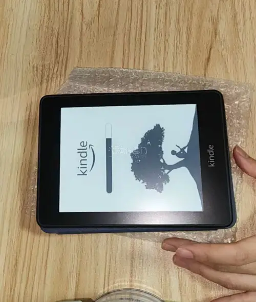 挖煤姬淘的二手Kindle到了，随便拍两张。成色比想象中好，屏幕没坏点，边框也没啥磕碰。卖家描述挺实在的，到手和说的基本一致。现在每天睡前拿它看会儿书，比刷手机舒服多了，眼睛也没那么累