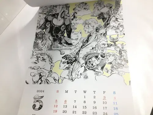 终于收到The JOJOLands的2023-2024挂历！荒木飞吕彦原画质感拉满，乔迪奥的这张封面真的太帅。包装防护到位，到手品相不错，日本竞拍入手体验很顺畅。是JOJO第九部难得的官方周边，收藏党狂喜，挂在房间氛围感直接拉满。