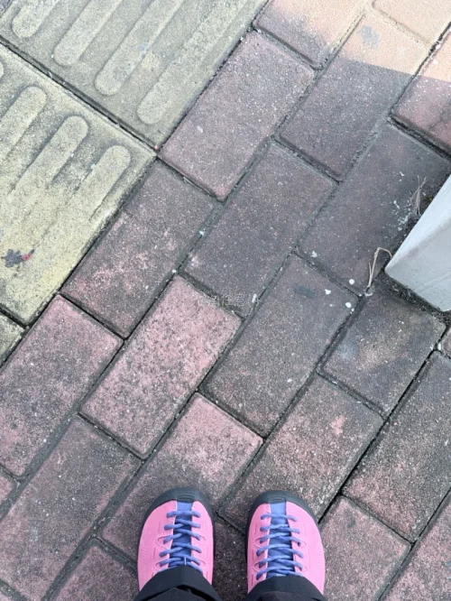 第三次在挖煤机买鞋子 超级合适 下了单很快就发货了 物流大概十天这样到手里 鞋子款式好看 适合暴走脚不累 推荐挖煤机?