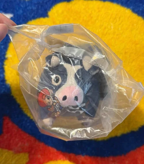 挖煤姬这次海淘体验真的很不错！入手了好几件玩具总动员的中古小物件，胡迪多款摆件做工很有复古感，细节完整，还有可爱的小猪毛绒挂件，企鹅毛绒束口袋毛茸茸的，刺绣精致，实物比图片还要讨人喜欢。
商品包装严实，小挂件独立塑封保护得很好，中古品相超出我的预期，没有明显破损。物...