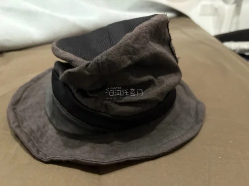 在挖煤姬淘到这顶ca4la做旧渔夫帽，体验真的很不错！代拍流程省心，收到包裹包装严实。帽子的褶皱做旧质感也很好，面料软乎乎的，松弛氛围感拉满，实物品相和卖家描述基本没差，价格也很香，终于挖到喜欢的帽子，太开心啦。