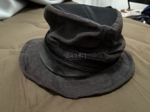 在挖煤姬淘到这顶ca4la做旧渔夫帽，体验真的很不错！代拍流程省心，收到包裹包装严实。帽子的褶皱做旧质感也很好，面料软乎乎的，松弛氛围感拉满，实物品相和卖家描述基本没差，价格也很香，终于挖到喜欢的帽子，太开心啦。
