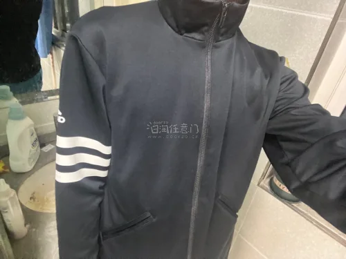第一次在挖煤姬买古着，选了件阿迪达斯的外套，体验感拉满！平台自带翻译功能对日语小白太友好了，商品详情看得明明白白。下单后物流进度实时更新，心里特别有底。收到货发现卖家描述很实在，成色和照片基本一致，打包也用了防撞材料，到手完好无损。外套是正品，复古感很足，尺码也合适...