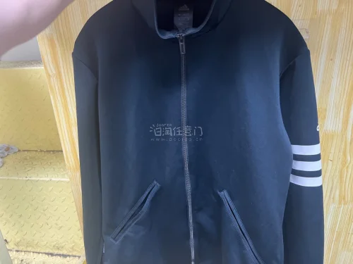 第一次在挖煤姬买古着，选了件阿迪达斯的外套，体验感拉满！平台自带翻译功能对日语小白太友好了，商品详情看得明明白白。下单后物流进度实时更新，心里特别有底。收到货发现卖家描述很实在，成色和照片基本一致，打包也用了防撞材料，到手完好无损。外套是正品，复古感很足，尺码也合适...