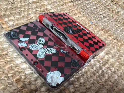 这次在挖煤姬淘到一台酒红色老小三，真的很耐看，复古酒红低调高级，机身成色不错、整机功能完好，价格也很香。装上节奏天国，随时随地怀旧一把，有趣又解压。