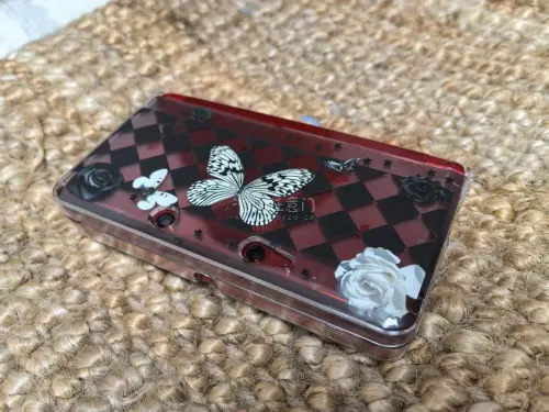 这次在挖煤姬淘到一台酒红色老小三，真的很耐看，复古酒红低调高级，机身成色不错、整机功能完好，价格也很香。装上节奏天国，随时随地怀旧一把，有趣又解压。
