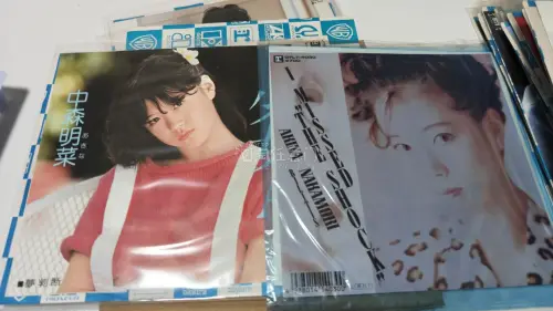 这回在日淘任意门代购的几张中森明菜EP单曲的7寸小黑胶到了，小东西发了EMS，到货很快，包装很到位没有破损，好好好