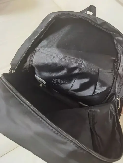 这次在挖煤姬入手夏目友人帐双肩包特别满意！包包面料扎实、内里分区实用，猫咪老师挂件软萌好看。仓库处理稳妥，物流顺畅，包装完好无损，海淘体验很好！