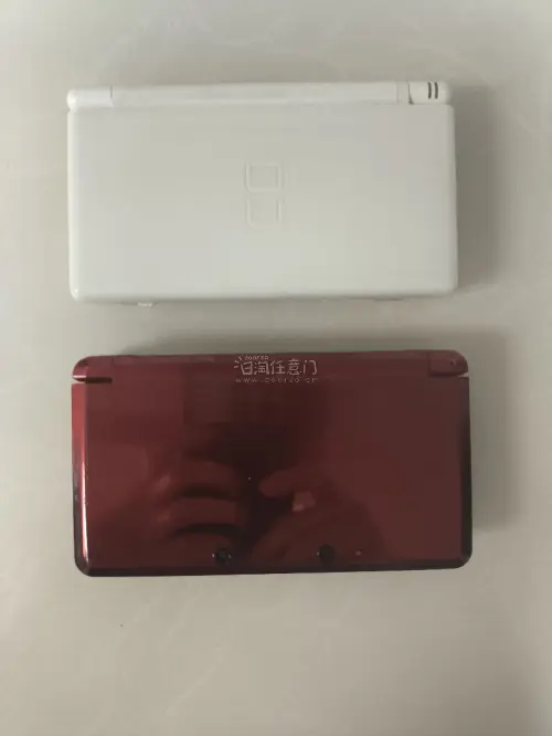 竹蜻蜓日淘入手两台任天堂中古掌机✨
透明红3DS本体成色不错，无明显污渍损伤，开机玩没运行；还有一台DS lite带包装盒。中古机性价比很高，准备怀旧刷游戏，复古掌机真的有种独特魅力！