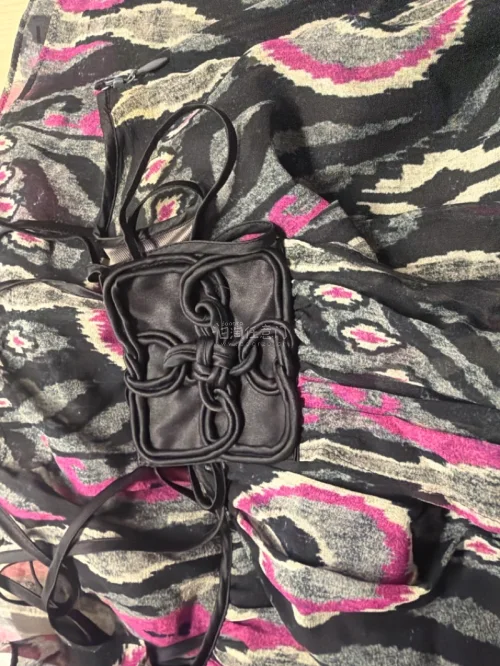 这次买到了谭燕玉的孔雀连衣裙，也是第一次用拍卖功能成功买到东西，使用很方便，填好价格之后就自动托管了。衣服也很好完全符合描述，物流也很迅速。