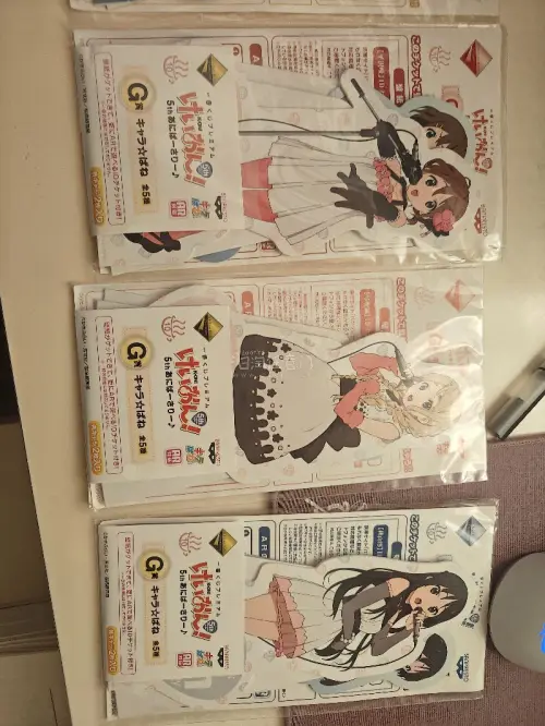 收到货非常惊喜！包装很用心，完全没有压坏。是轻音少女5周年的G赏亚克力立牌，唯、律和澪拿着麦克风穿女仆装的样子太萌了，满满青春回忆！全新未拆封，印刷清晰。卖家发货速度快，沟通愉快。作为K-ON老粉极其满意，强烈推荐，五星好评！