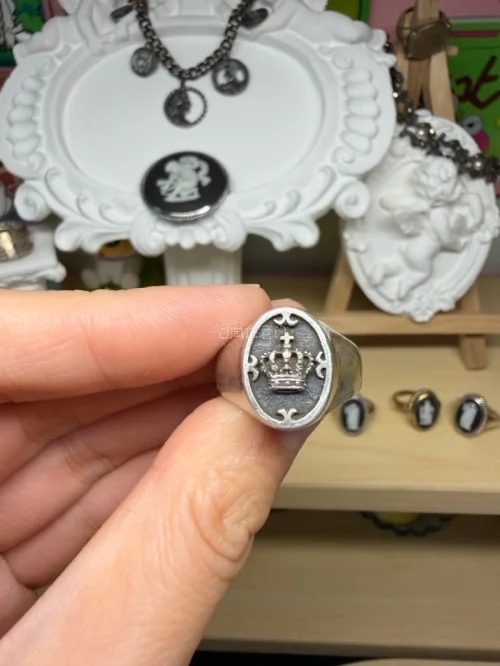 在挖煤姬又淘到了心仪的戒指！复古戴维斯皇冠印章戒指！收到以后非常惊喜！做工质感超棒很有分量感！推荐大家用挖煤姬海淘美物～～