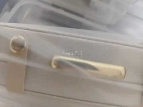 这次在挖煤姬海淘入手的化妆箱圆满收货！看中的款式国内不好找，平台操作简单，自带翻译，下单很顺畅。仓库入库提供实拍，瑕疵细节都可以提前看到，心里很踏实。打包特别细心，气泡膜包裹严实，化妆箱这种硬壳物件长途运输完全没有磨损磕碰。物流时效符合预期，信息更新及时，清关顺利。...