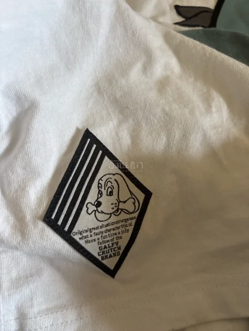 这件galfy衣服特别帅气质量也很好 发货速度很迅速 是第一次购物的物品 拿到后出乎意料的特别满意 打包的也很安全  很好的一次购物体验