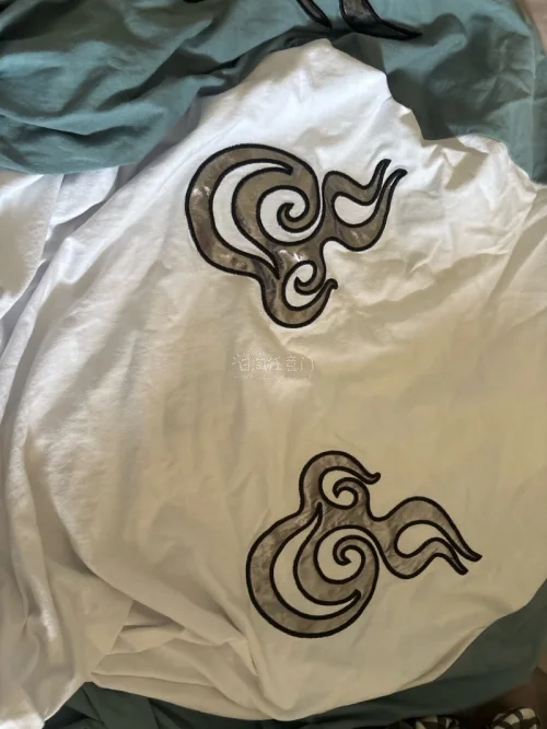 这件galfy衣服特别帅气质量也很好 发货速度很迅速 是第一次购物的物品 拿到后出乎意料的特别满意 打包的也很安全  很好的一次购物体验
