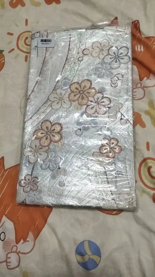 依旧是安稳到家！平和屋质量很在线，这一批黑留色留整体很干净，画片也很美丽，着付效果肯定是相当不错的，期待着付效果！腰带的颜色对我来说很惊喜，颜色很漂亮，画片也相当可爱！