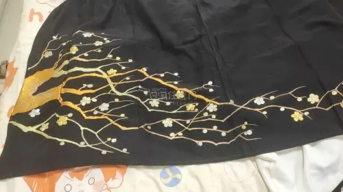 依旧是安稳到家！平和屋质量很在线，这一批黑留色留整体很干净，画片也很美丽，着付效果肯定是相当不错的，期待着付效果！腰带的颜色对我来说很惊喜，颜色很漂亮，画片也相当可爱！