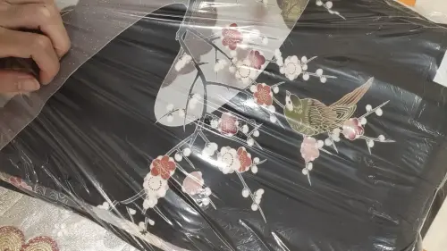依旧是安稳到家！平和屋质量很在线，这一批黑留色留整体很干净，画片也很美丽，着付效果肯定是相当不错的，期待着付效果！腰带的颜色对我来说很惊喜，颜色很漂亮，画片也相当可爱！