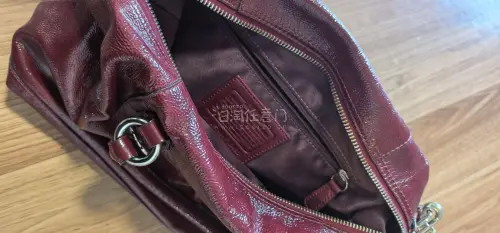成色超级好，确实是接近全新。酒红色的爆裂皮太美了，随手一拍都好好看❤❤❤两只加上打包海运和税费不到1200！