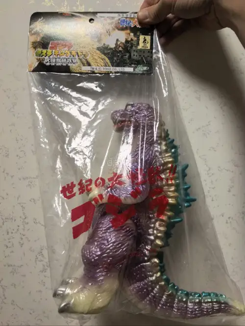 东西很好，实物很亮，尤其是哥斯拉，实物巨大，杰克奥特曼也很润，不错不错，另外购物体验也非常好，五星好评，诚意推荐给大家！
