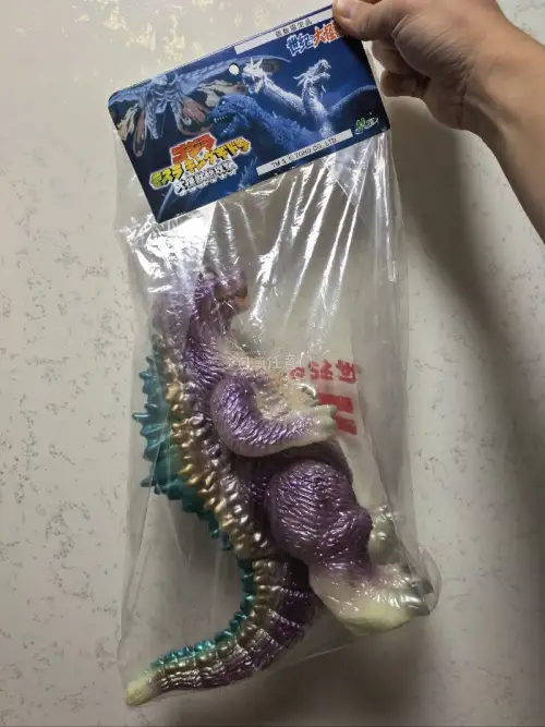 东西很好，实物很亮，尤其是哥斯拉，实物巨大，杰克奥特曼也很润，不错不错，另外购物体验也非常好，五星好评，诚意推荐给大家！