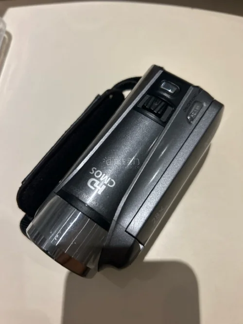 佳能的hfr21，之前很火的一个型号，这次入的是灰色机身的，虽然是机身不带闪光灯，白天带出去拍摄感觉拿在手里颜值很高，而且拍出来的画面真的一股古早味儿。