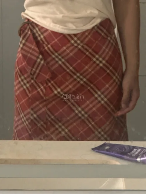 巴宝莉蓝标这条粉色格纹半裙真的超出预期！经典格纹搭配柔和粉色，复古感拉满。版型剪裁很修饰腿型，上身显瘦。面料质感扎实，中古成色很不错，日淘入手很省心，搭配针织衫、简单T恤都很好看，是百搭耐看的一款。