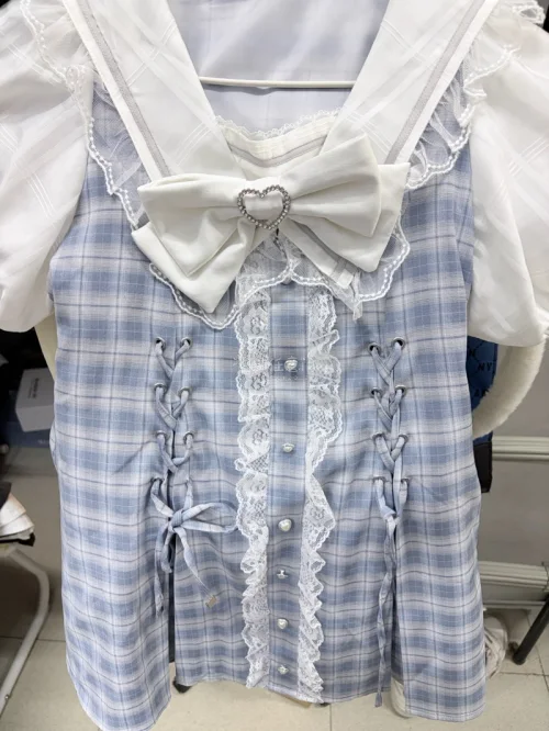 如果你也喜欢蕾系服饰
在挖煤姬淘到超适合蕾系穿搭的日系套装！这件noemie蓝格闪亮系带水手服，颜值直接戳中我的心?✨
清新柔和的灰蓝格纹，搭配精致蕾丝花边，胸口爱心水钻大蝴蝶结很有亮点，两侧可调节绑带能修饰身形。泡泡短袖+海军领的组合，甜美清爽，很适合喜欢美萌蕾系...