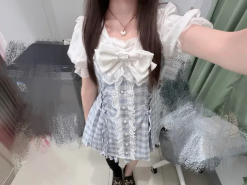 如果你也喜欢蕾系服饰
在挖煤姬淘到超适合蕾系穿搭的日系套装！这件noemie蓝格闪亮系带水手服，颜值直接戳中我的心?✨
清新柔和的灰蓝格纹，搭配精致蕾丝花边，胸口爱心水钻大蝴蝶结很有亮点，两侧可调节绑带能修饰身形。泡泡短袖+海军领的组合，甜美清爽，很适合喜欢美萌蕾系...