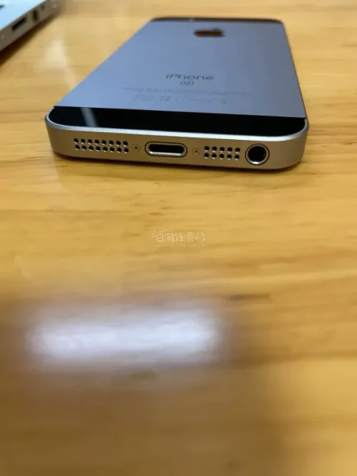 这次也是在挖煤姬海淘到日版低系统的SE一代，到货完全和卖家描述一致~ 挖煤姬代购入速度很快，两天就到仓库了，仓库发出国际物流也非常迅速好评！ 打包很细致非常好，以后会继续在挖煤姬淘点有意思的东西哈哈 q(≧▽≦q)