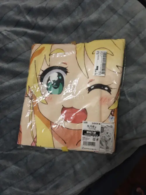 这是我第一次海淘，姬坂乃爱这款泳装大毛巾实物超好看，印刷清晰色彩饱满，面料柔软，包装完好，整体购物体验很不错，乃爱酱太可爱了！