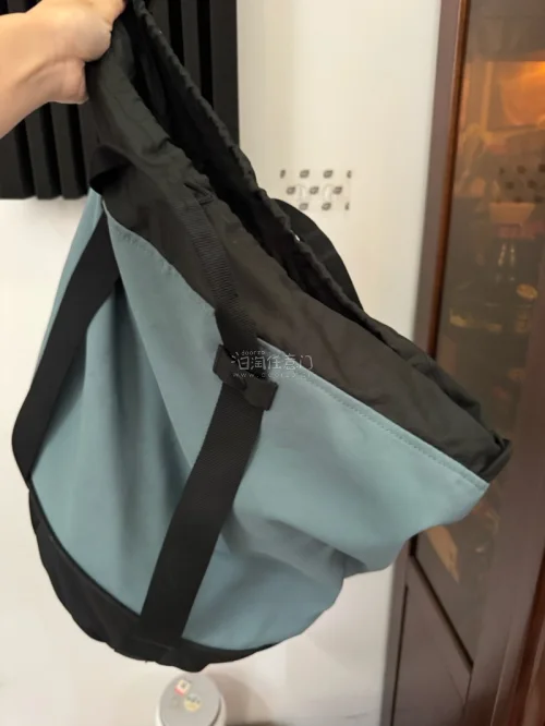终于蹲到心仪的yoyo独轮包！在挖煤姬下单，海运整整20天顺利到上海，这个时效真的惊喜到我

成色和卖家描述基本一致，平台打包很扎实，每个配件都裹了气泡膜，收到外包装完好，没有磕碰。一直想给yoyo推车配这款独轮包，出门遛娃装杂物、奶瓶、换洗衣物巨能装。
对比国内现...