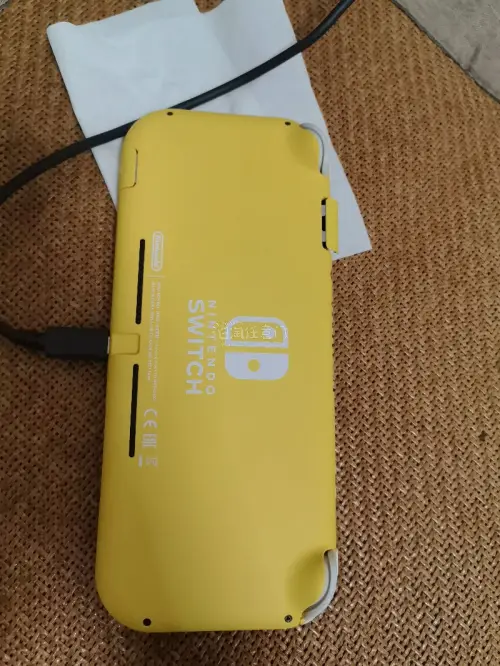 Switch Lite海淘到手超惊喜！机身小巧轻便，握持感舒适，屏幕色彩鲜艳。转运速度快，包装严实无磕碰。价格比国内划算，完美下车，好评！