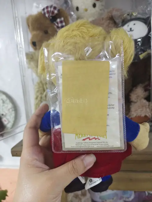 终于把这位复古小可爱带回家啦?
英国Merrythought Mrs.Twisty Cheeky熊
马海毛的毛茸茸质感+经典围裙小裙子
自带老玩具独有的时光氛围感
安静待在绿植旁，温柔又治愈
中古收藏的快乐谁懂呀～