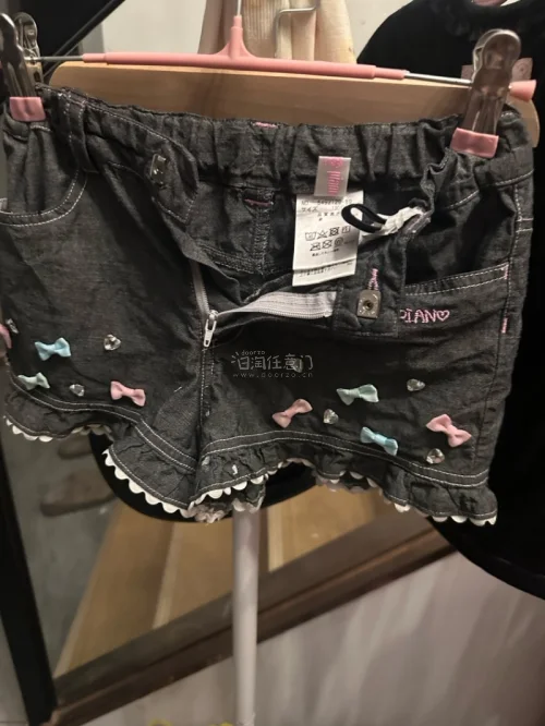 很可爱的衣服呀发的ems等了半个月差不多 卖家包装很用心 超级喜欢挖煤姬 新人给了很多优惠券 省了好多钱 也收到了很多国内平台买不到的衣服 超级支持