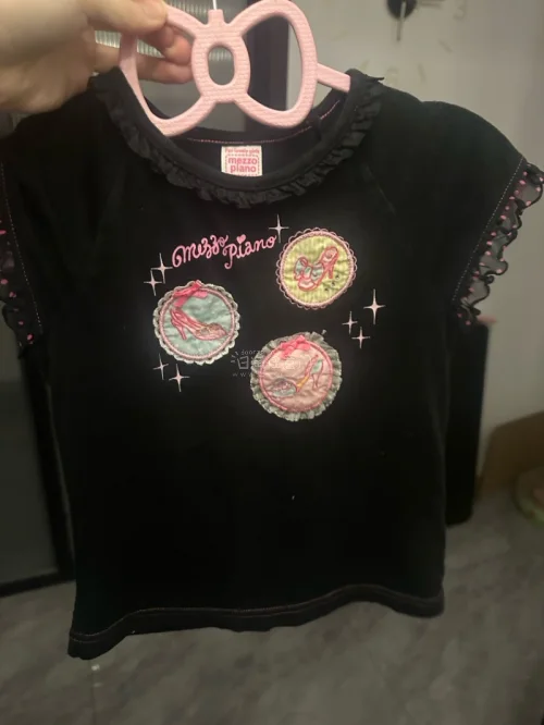 很可爱的衣服呀发的ems等了半个月差不多 卖家包装很用心 超级喜欢挖煤姬 新人给了很多优惠券 省了好多钱 也收到了很多国内平台买不到的衣服 超级支持