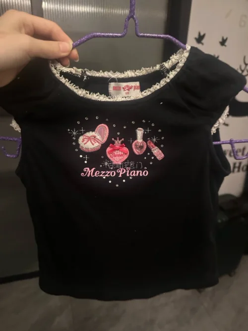 很可爱的衣服呀发的ems等了半个月差不多 卖家包装很用心 超级喜欢挖煤姬 新人给了很多优惠券 省了好多钱 也收到了很多国内平台买不到的衣服 超级支持