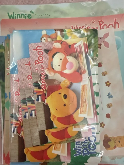 这次海淘入手的维尼小熊周边太惊喜啦，手表、分装瓶还有可爱信纸，品相很好，图案精致可爱，包装严实，海淘到手完好无损，很喜欢这次的购物！特别治愈呢