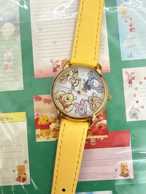 这次海淘入手的维尼小熊周边太惊喜啦，手表、分装瓶还有可爱信纸，品相很好，图案精致可爱，包装严实，海淘到手完好无损，很喜欢这次的购物！特别治愈呢