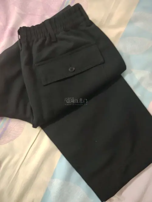 匡威converse旗下的时装品牌以高品质日产服饰为主，这条看起来平平无奇的裤子材质是羊毛wool 非常的顶，价格也合适