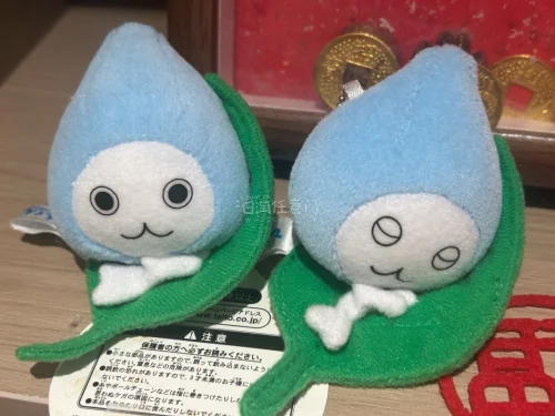 心心念念很久的趴叶子款水滴君平安到家！这个大金吉祥物我关注搜寻了很长一段时间，好多时候要么没有货，要么价格很高，很惊喜在挖煤姬遇见了品相和价位都刚刚好的这两只。
而且很顺利的终于来到身边，实物真的特别萌，小水滴乖乖趴在叶子上，每次看见心情都会变好。平台买日淘周边很方...