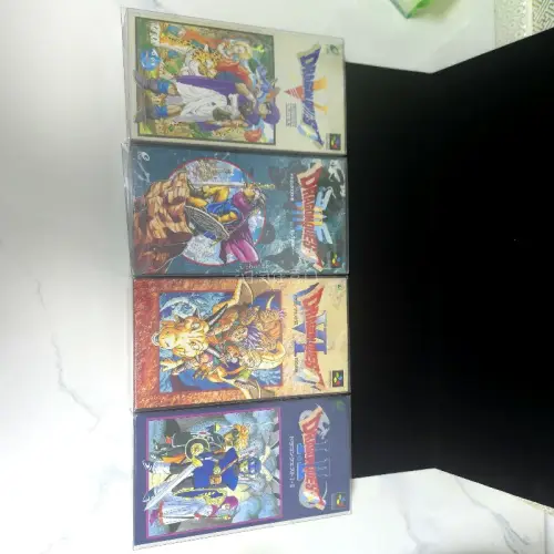 SFC 日版原装 勇者斗恶龙12356 全套五作,ENIX出品,卡带+原盒+说明书+保修卡齐全,盒说全,成色几乎全新,保存很好。 经典RPG神作《勇者斗恶龙》系列,SFC平台里程碑,怀旧情怀拉满,适合SFC主机玩家和收藏爱好者入手。