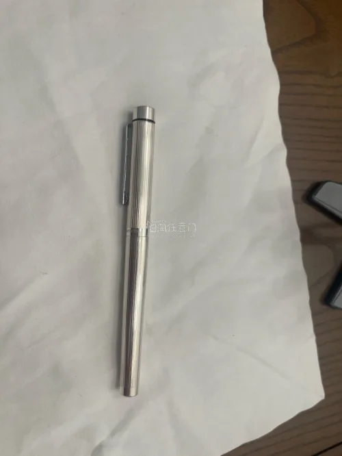犀飞利 纯银塔格1004直纹银，成色挺好，笔帽天冠和笔尾都没有磕碰，铱粒状态挺好。派克45飞行家，大全套，很实惠的价格，非常新。