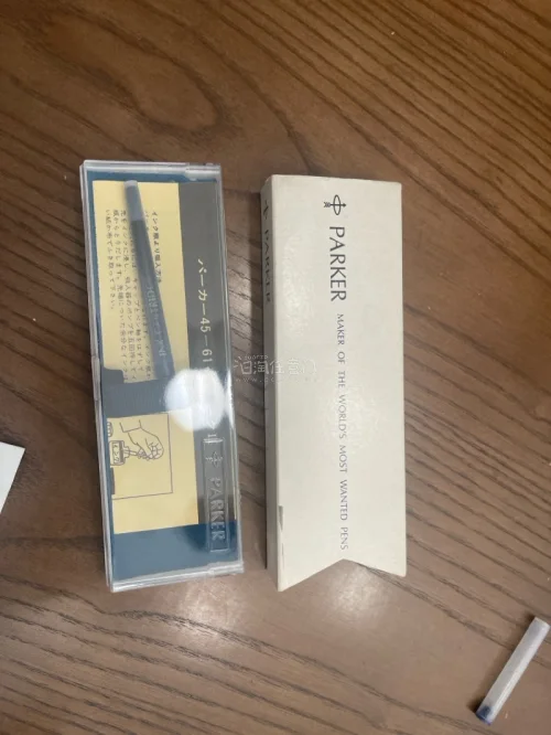 犀飞利 纯银塔格1004直纹银，成色挺好，笔帽天冠和笔尾都没有磕碰，铱粒状态挺好。派克45飞行家，大全套，很实惠的价格，非常新。